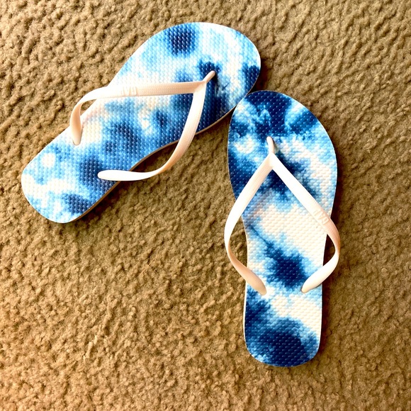 GAP tie dye blue flip flops size 6 women, lightly used - Picture 1 of 4